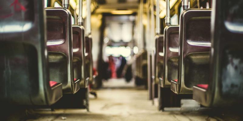 GL地板实验室数据深度解读：抗冲击与耐刮擦如何定义高强度商务地板的卓越性能